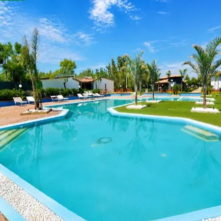 With Shared Swimming Pool Near The Sea Apartamento